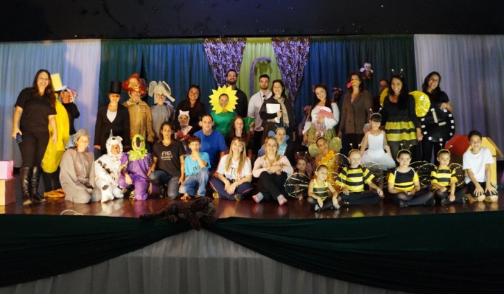 itau-de-minas-e-manos-mg-a-arca-de-vinicius-uniararas-teatro-arte-alunas-universitarias-pedagogia-universidade-anfiteratro-jorge-oliva (1)